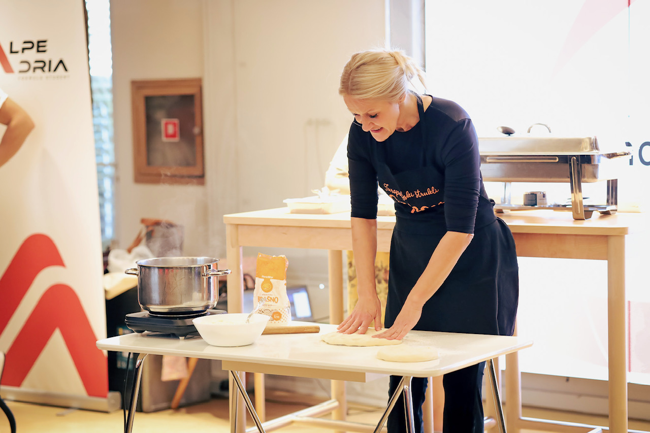 Okusite i naučite izrađivati turopoljsko tradicionalno jelo – turopoljske štrukle sa sirom i tropom!